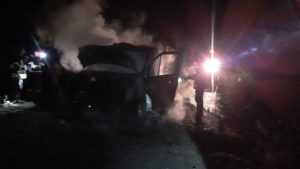 Intervenție a pompierilor în comuna Uda! Mașină distrusă de flăcări! 1 masina incendiu Argeș