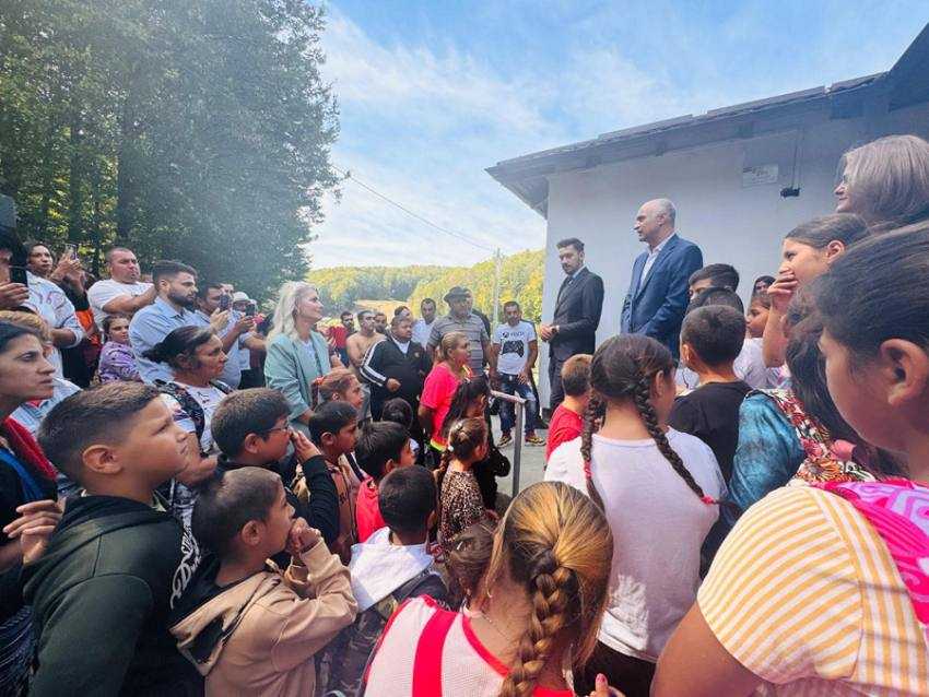 Alina Gorghiu, aproape de comunitatea din Tufanu: ”I-am rugat, orice ar fi, să nu abandoneze școala” 1 Sursă foto: FB ALina Gorghiu