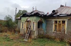 c037e556 28c1 454b b9bf 9f79135ea0c6 - Incendiu în comuna Bârla! Acoperișul unei case, distrus de flăcări