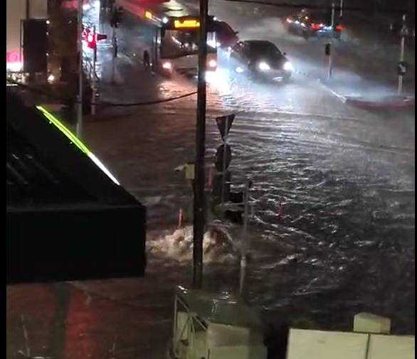 za - (Video) Vremea rea a făcut prăpăd în Argeș! Inundații, copaci căzuți și trafic afectat