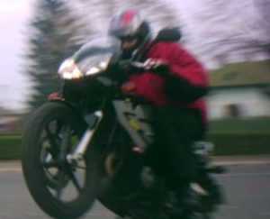 Tânăr de 24 de ani, amendat și lăsat fără permis după ce a condus motocicleta pe o roată în Pitești 1 post 6119 1135965607 - Tânăr de 24 de ani, amendat și lăsat fără permis după ce a condus motocicleta pe o roată în Pitești