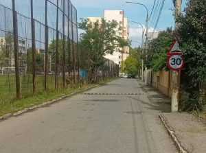 Limitator de viteză, amplasat pe strada Augustin Z.N. Pop, din Pitești 1 Sursă foot: FB Primăria Municipiului Pitești.