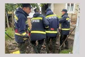 Pompierii care au sprijinit echipele ISU Galați se întorc la unitățile lor. Vor pleca alți salvatori 11 pompieri inundatii