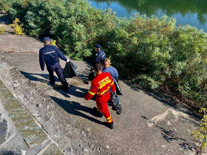 ISU Argeș a răspuns pozitiv la o amplă mișcare de ecologizare 4 pompieri ecologizare