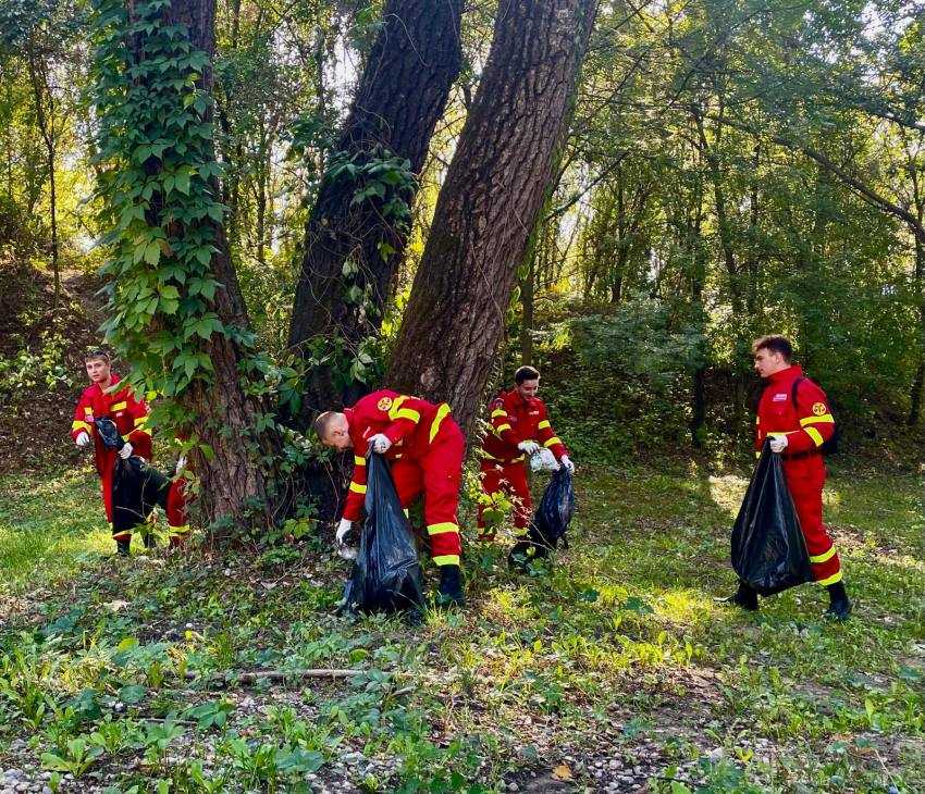 ISU Argeș a răspuns pozitiv la o amplă mișcare de ecologizare 2 pompieri ecologizare