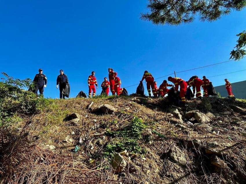 ISU Argeș a răspuns pozitiv la o amplă mișcare de ecologizare 3 pompieri ecologizare