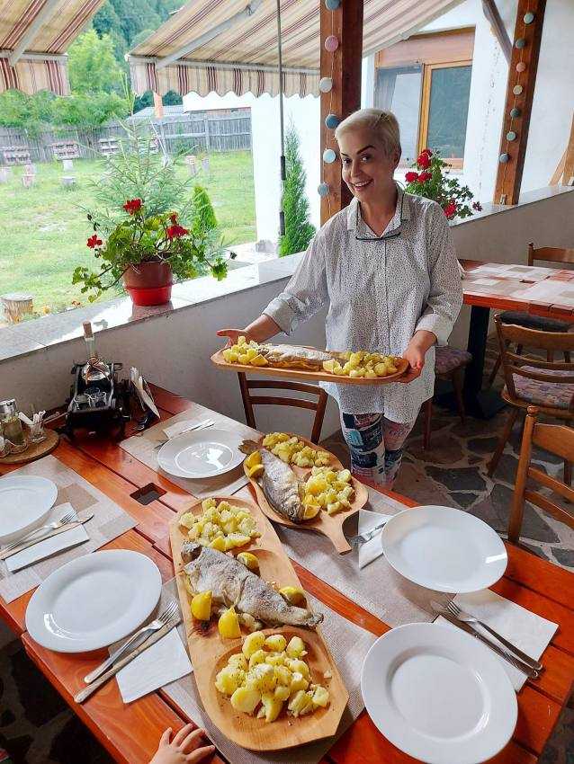 Argeșul - în top destinații pentru retragerea și afacerile vedetelor 1 MONICA ANGHEL - Argeșul - în top destinații pentru retragerea și afacerile vedetelor