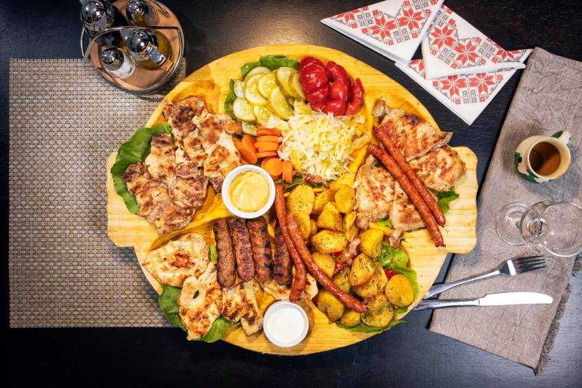 Restaurant Casa Argeșeană - Petreceri care adună oameni, emoții și amintiri 4 casa argeseana platou2 - Restaurant Casa Argeșeană - Petreceri care adună oameni, emoții și amintiri