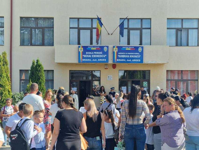Școli ca afară la Bradu! Dotări și echipamente de ultimă generație la început de an școlar 1 Bradu scoala