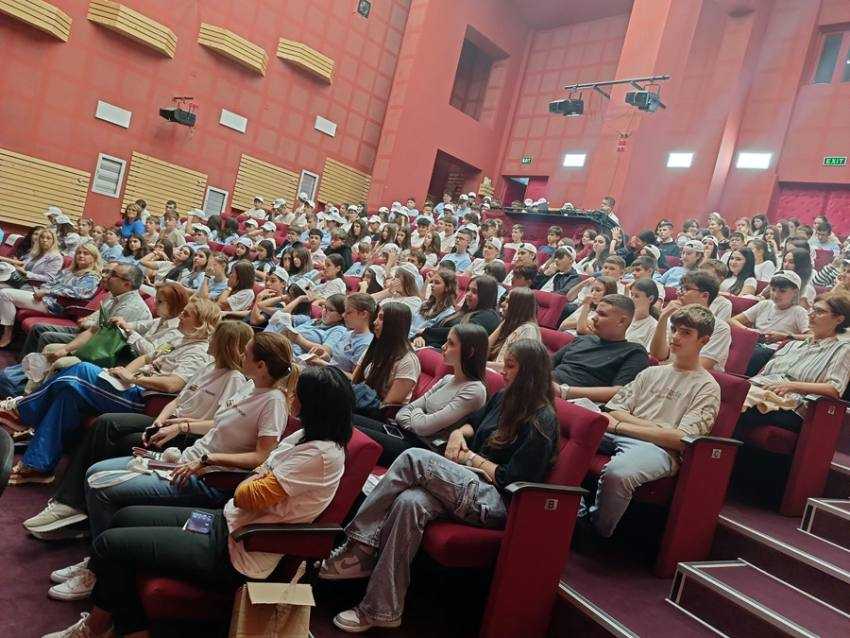 elevi mioveni nutritionist Sursă foto: FB Primăria Orașului Mioveni.