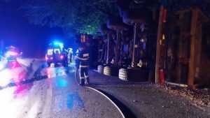 1ad575ad d2a2 4f01 841c 792ebdb5e7b4 - Autobasculantă răsturnată pe DN 73! Șoferul-transportat la spital