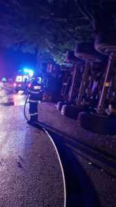 52b813dd 220c 4027 95e4 30f91397c2e9 - Autobasculantă răsturnată pe DN 73! Șoferul-transportat la spital