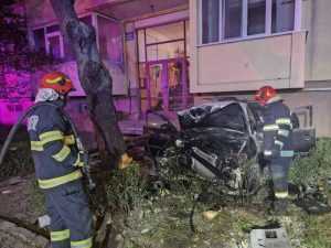 Șoferul de 24 de ani din Pitești care a intrat cu mașina într-un bloc, urmează să fie operat! 2 642a3749 bed8 4ead b3cb 9e726bcb8ba2 - Șoferul de 24 de ani din Pitești care a intrat cu mașina într-un bloc, urmează să fie operat!
