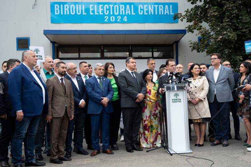 adrian miutescu l a insotit pe orban cand si a depus semnaturile Sursă. foto: FB Adrian Miuțescu.