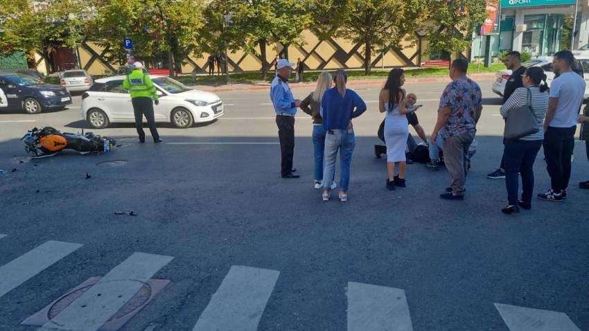 (Video) Accident în centrul Piteștiului! Victima este o motociclistă! 1 accident motociclista Pitesti