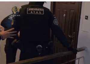 cats - Argeș. Tineri prinși în flagrant în timp ce vindeau canabis. Au fost arestați