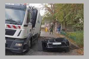 Mașina unei femei a căzut într-un crater, după ce strada s-a surpat din senin 1 drum surpat masina