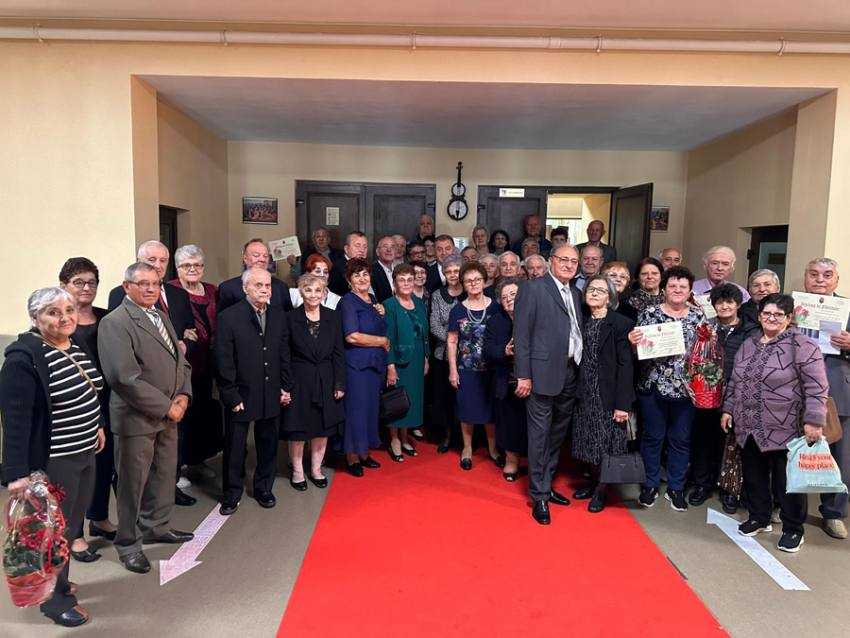 cupluri 50 respectiv 60 de ani Sursă foto: FB Primăria Municipiului Pitești.