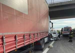 Accident cu victime pe Autostrada A1! Impact între un autocamion și o mașină 1 cats - Accident cu victime pe Autostrada A1! Impact între un autocamion și o mașină