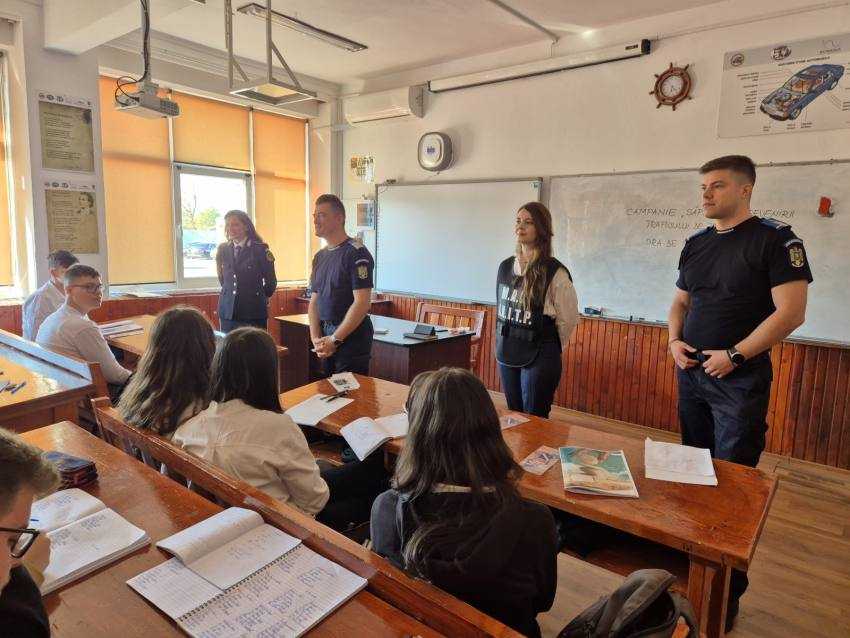 jandarmi elevi scoala