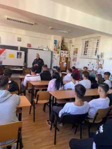 9af9173b 9799 46e8 8814 a53d90825342 - Elevii Liceului Tehnologic ,,Dimitrie Dima”, vizitați de polițiștii locali piteșteni