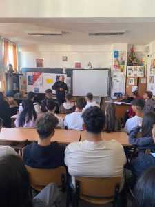 ee7b44a8 2d6f 4b6f 800e 35e94df3cfc4 - Elevii Liceului Tehnologic ,,Dimitrie Dima”, vizitați de polițiștii locali piteșteni
