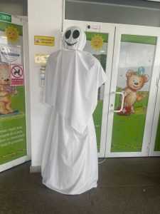 01c2aa26 2092 42c6 b39b 0e43d357a2c4 - (VIDEO) Spitalul de Pediatrie Pitești decorat pentru prima dată de Halloween