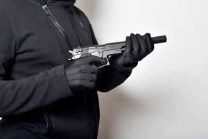 pistol terorism violenta arma - Asasini plătiți pe un site deschis în România! Mai mulți străini au apelat la serviciile acestora