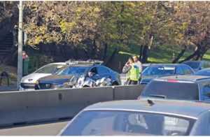 cats 1 - Un polițist pe motocicletă, lovit de o mașină și proiectat într-un alt autoturism