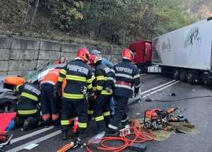 Accident grav pe DN 7! Impact violent între o mașină și un TIR 12 fd35c0af 132c 49ea 8dad 45e10b1d63b2 - Accident grav pe DN 7! Impact violent între o mașină și un TIR