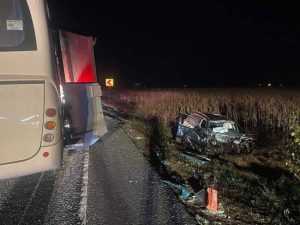 img 1 - Tragedie pe șosea: Doi morți și 20 de răniți după ce un tânăr de 17 ani a intrat pe contrasens și a lovit un autocar