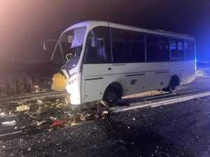 Tragedie pe șosea: Doi morți și 20 de răniți după ce un tânăr de 17 ani a intrat pe contrasens și a lovit un autocar 2 img 4 - Tragedie pe șosea: Doi morți și 20 de răniți după ce un tânăr de 17 ani a intrat pe contrasens și a lovit un autocar