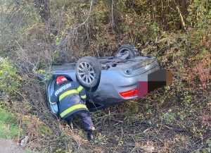 Accident grav la Merișani! Autoturism răsturnat în șanț 29 autoturism răsturnat Merișani