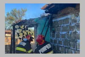 Incendiu la o casă din comuna Căldăraru! Femeie de 80 de ani asistată de paramedici 12 incendiu casa Arges