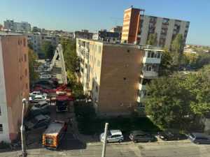 Intervenție a pompierilor în cartierul Craiovei din Pitești 1 interventie autoscara pompieri Pitești