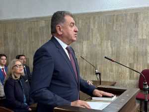 Cu mâna pe Biblie, Cristian Gentea a depus jurământul. Un angajament pentru un Pitești modern și prosper 1 Sursă foto: Biroul de Presă al Primăriei Pitești.