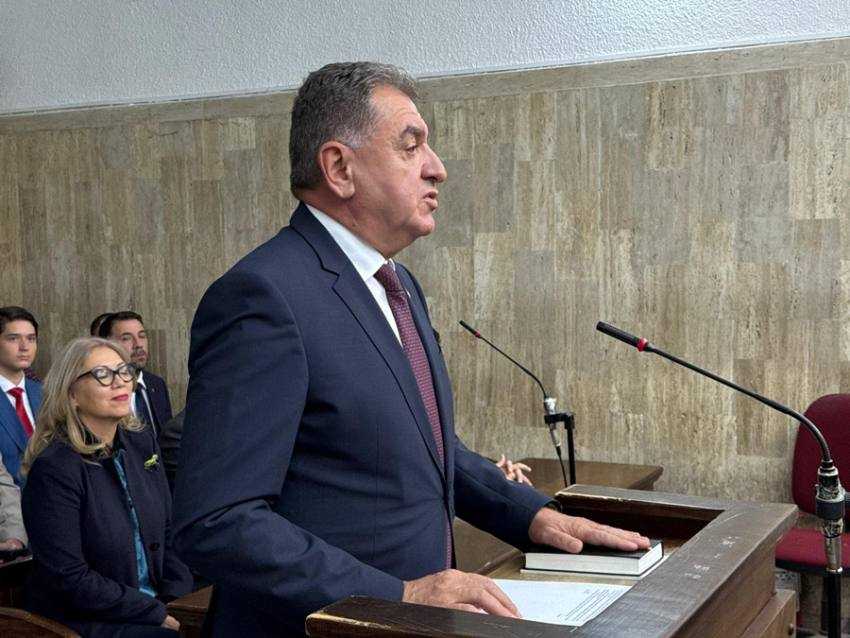 gentea cu mana pe biblie Sursă foto: Biroul de Presă al Primăriei Pitești.