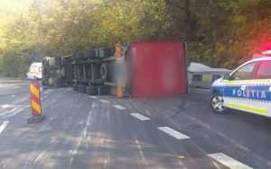 TIR răsturnat pe DN 7! Trafic îngreunat 1 IMG 20241031 WA0001 1536x746 1 - TIR răsturnat pe DN 7! Trafic îngreunat