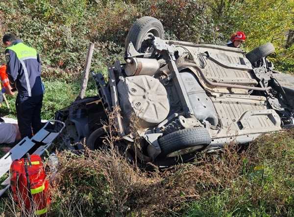 Accident cu victime în Budeasa! Mașină răsturnată