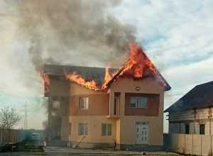 Incendiu într-o gospodărie din Rătești! O vilă a luat foc 30 5ce03d58 a030 494b 8be4 438074591ac3 - Incendiu într-o gospodărie din Rătești! O vilă a luat foc