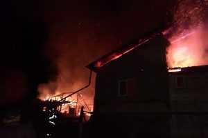 26a2e927 b661 4edf bf10 0385a178e13b - Incendiu violent într-o gospodărie din Bughea de Jos! O femeie a ajuns la spital