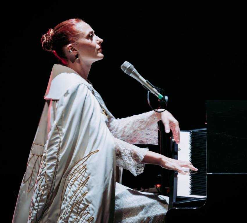 Leyah - Compozitoarea Leyah își interpretează opera, la Filarmonica Pitești