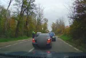 cats - Șofer amendat și lăsat pieton după ce a urmărit o mașină de Poliție care se deplasa la un accident