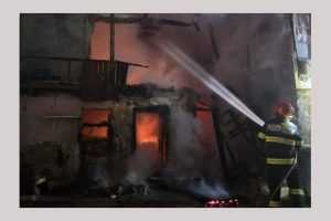 (Video) Argeș. Incendiu puternic izbucnit la o casă din Câmpulung 1 incendiu casa Campulung