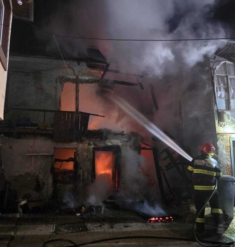 (Video) Argeș. Incendiu puternic izbucnit la o casă din Câmpulung 1 incendiu casa Campulung