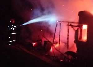 055ea9ce 3b52 4ca3 a476 546e9341290a - Incendiu violent într-o gospodărie din Dragoslavele! Anexă distrusă de flăcări