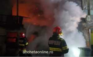 (VIDEO) Incendiu violent într-o gospodărie din Moșoaia. Un bărbat a suferit arsuri, iar o femeie un atac de panică 11 cats1 - (VIDEO) Incendiu violent într-o gospodărie din Moșoaia. Un bărbat a suferit arsuri, iar o femeie un atac de panică