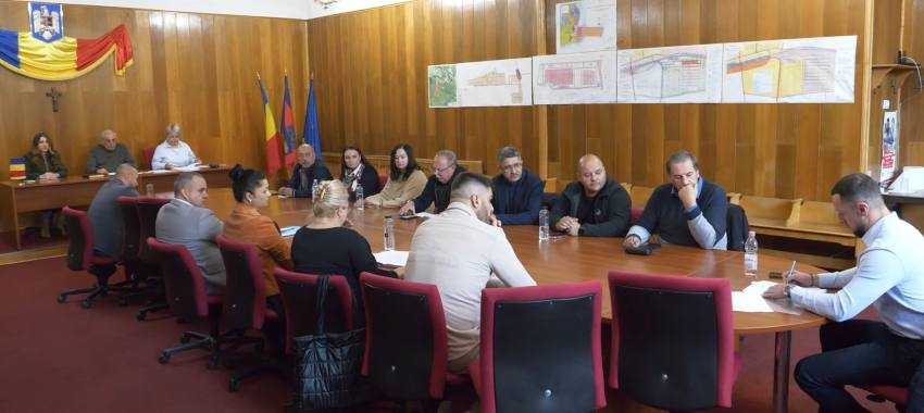 Primarul Gheorghiţă Boţârcă şi viceprimarul Emilian Ene fac echipă în conducerea oraşului Topoloveni şi în următorii patru ani 1 Consiliul Local Topoloveni