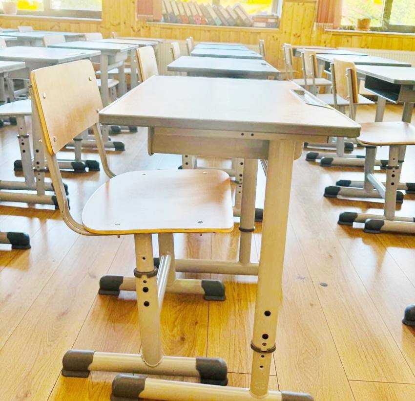 Noul mobilier achiziţionat cu fonduri europene a ajuns în şcolile din Ştefăneşti! 1 mobilier nou scoli stefanesti_1