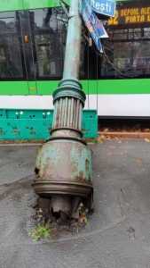 Un stâlp de iluminat a căzut pe un tramvai din Capitală 2 34b8cf12 fe03 48e3 93fd dc7453ac97f2 - Un stâlp de iluminat a căzut pe un tramvai din Capitală